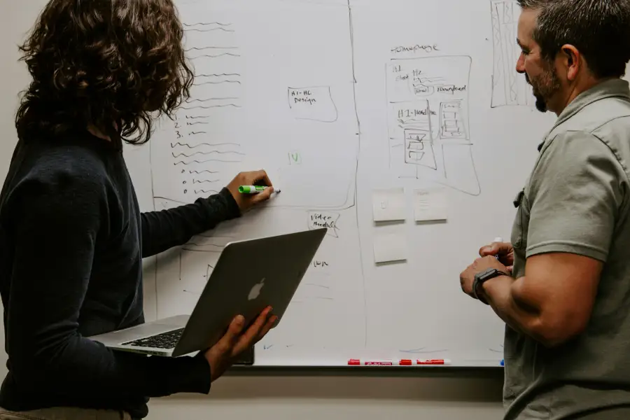Profesionales planificando una estrategia de negociación