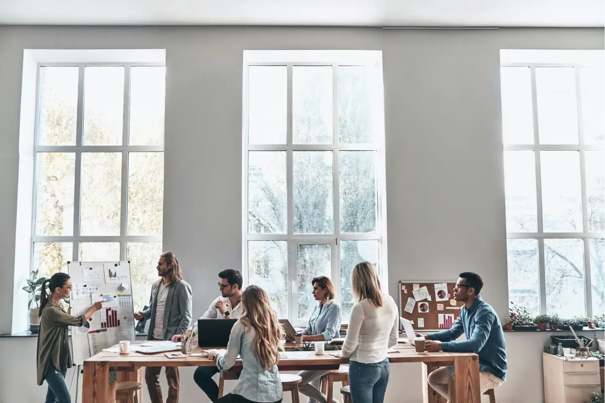 Líder facilitando una conversación de equipo para acordar responsabilidades