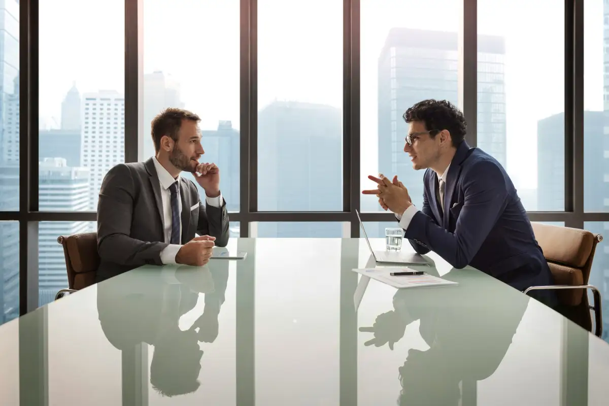 Directivos negociando un acuerdo empresarial entre organizaciones