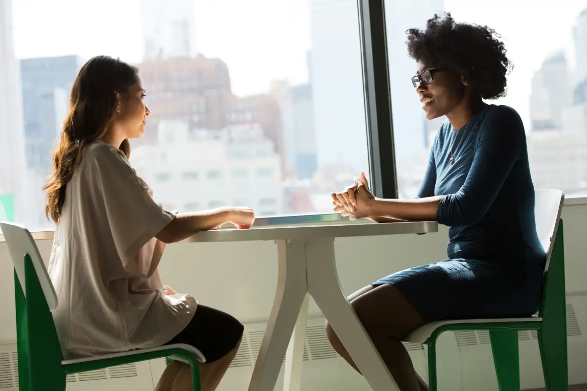 Personas conversando para tomar una decisión compartida en la vida cotidiana