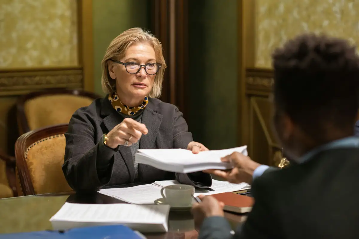 Abogados buscando un acuerdo durante una negociación legal