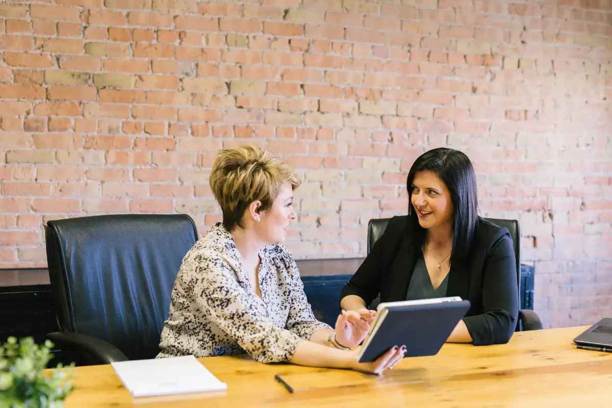 Profesional conversando con su responsable durante una negociación salarial