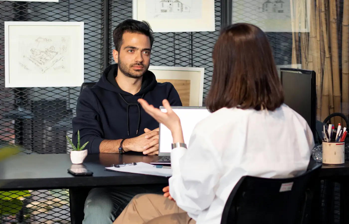 Profesionales utilizando rapport y escucha activa en una negociación