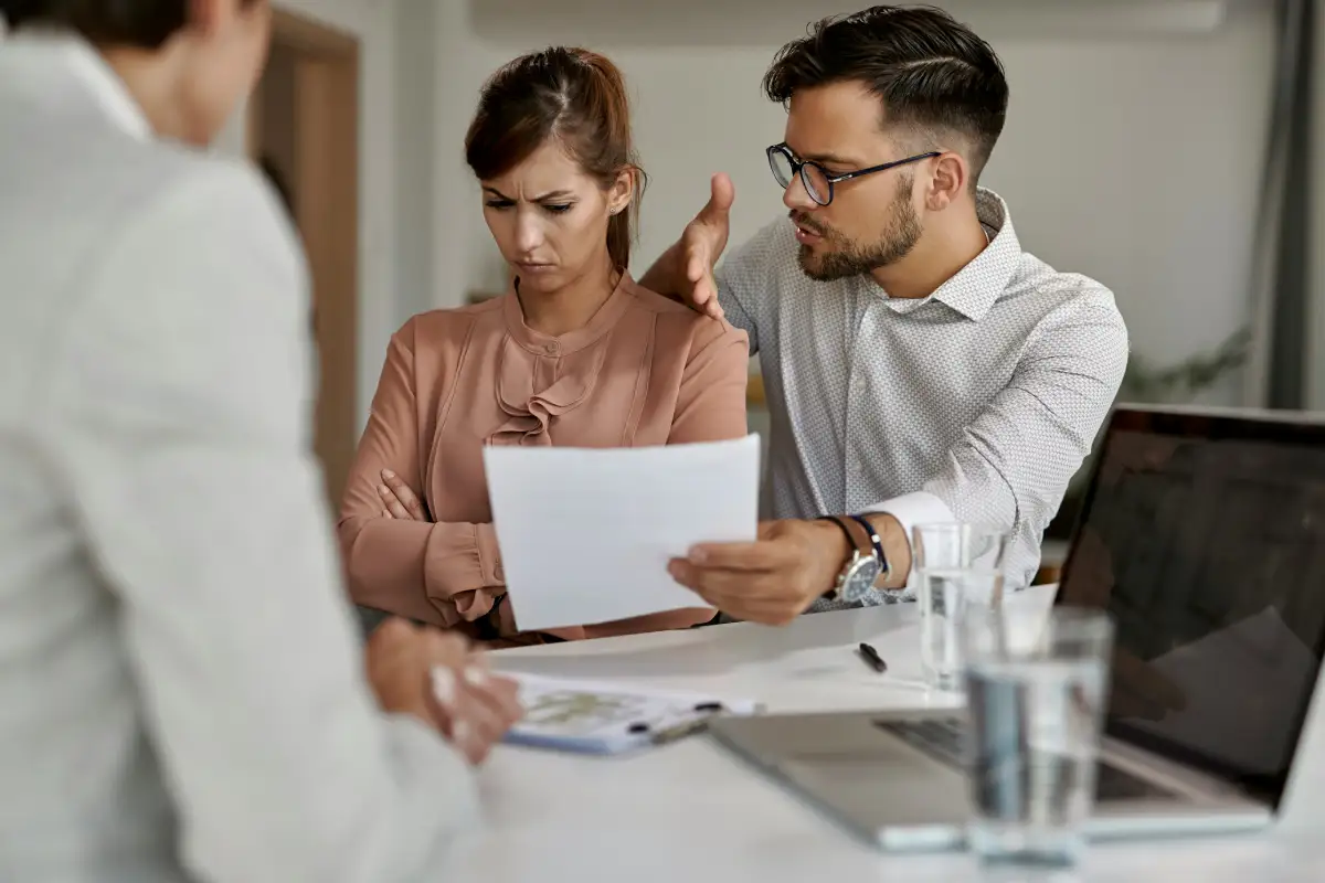 Profesionales resolviendo un desacuerdo en una reunión de trabajo