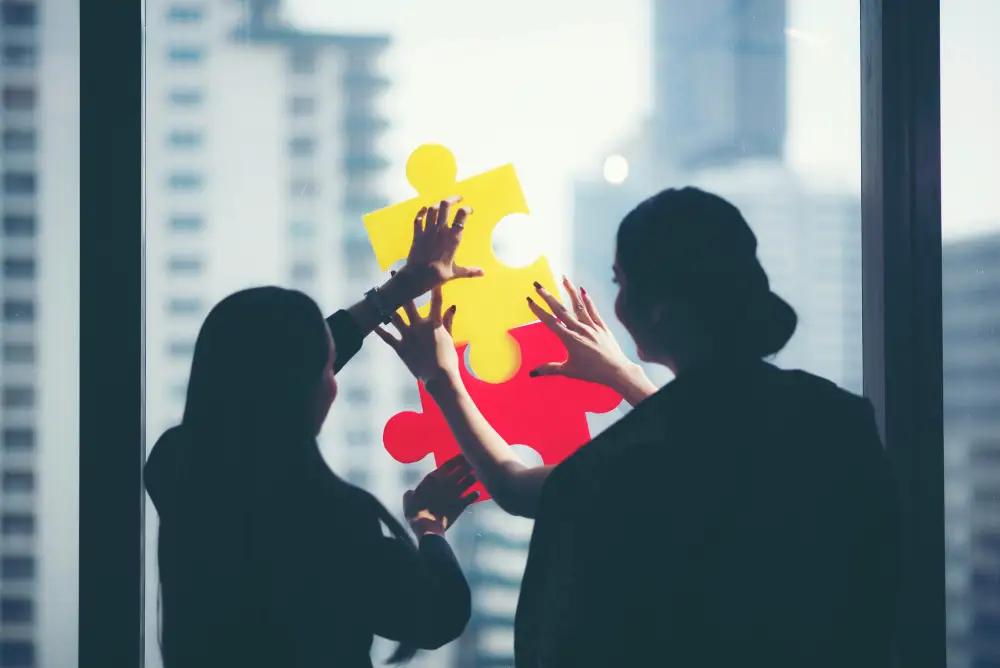 Personas construyendo un acuerdo mediante piezas que representan intereses compartidos