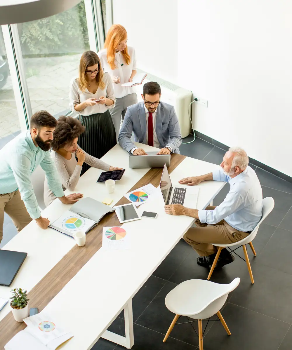 Profesionales analizando un acuerdo durante una negociación empresarial